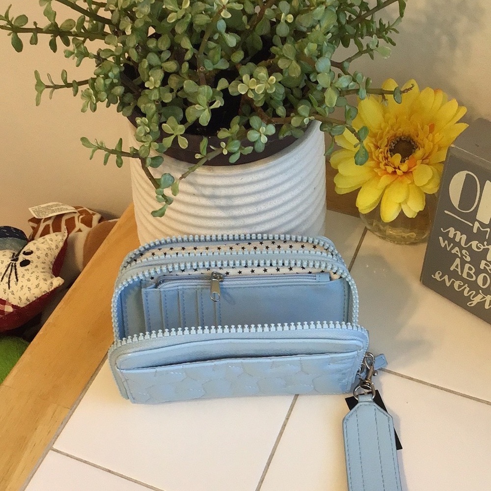 ‘No Boundaries’ Baby Blue Wallet/Wristlet NWT - Picture 4 of 8